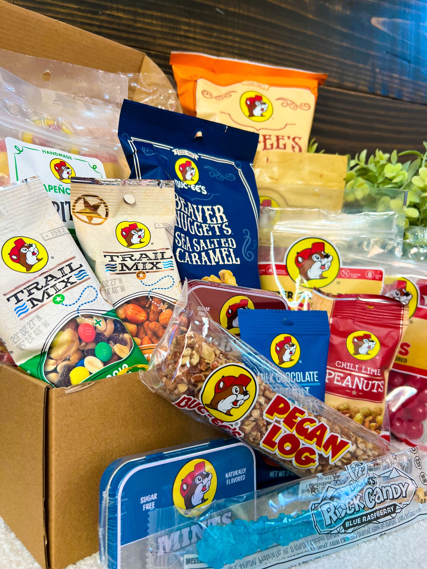 Buc-ee's Gift Box, Buc-ee's Snack Box, Buc-ee's Gift Box, Buc-ee's Gift Bundle, Beaver Nuggets